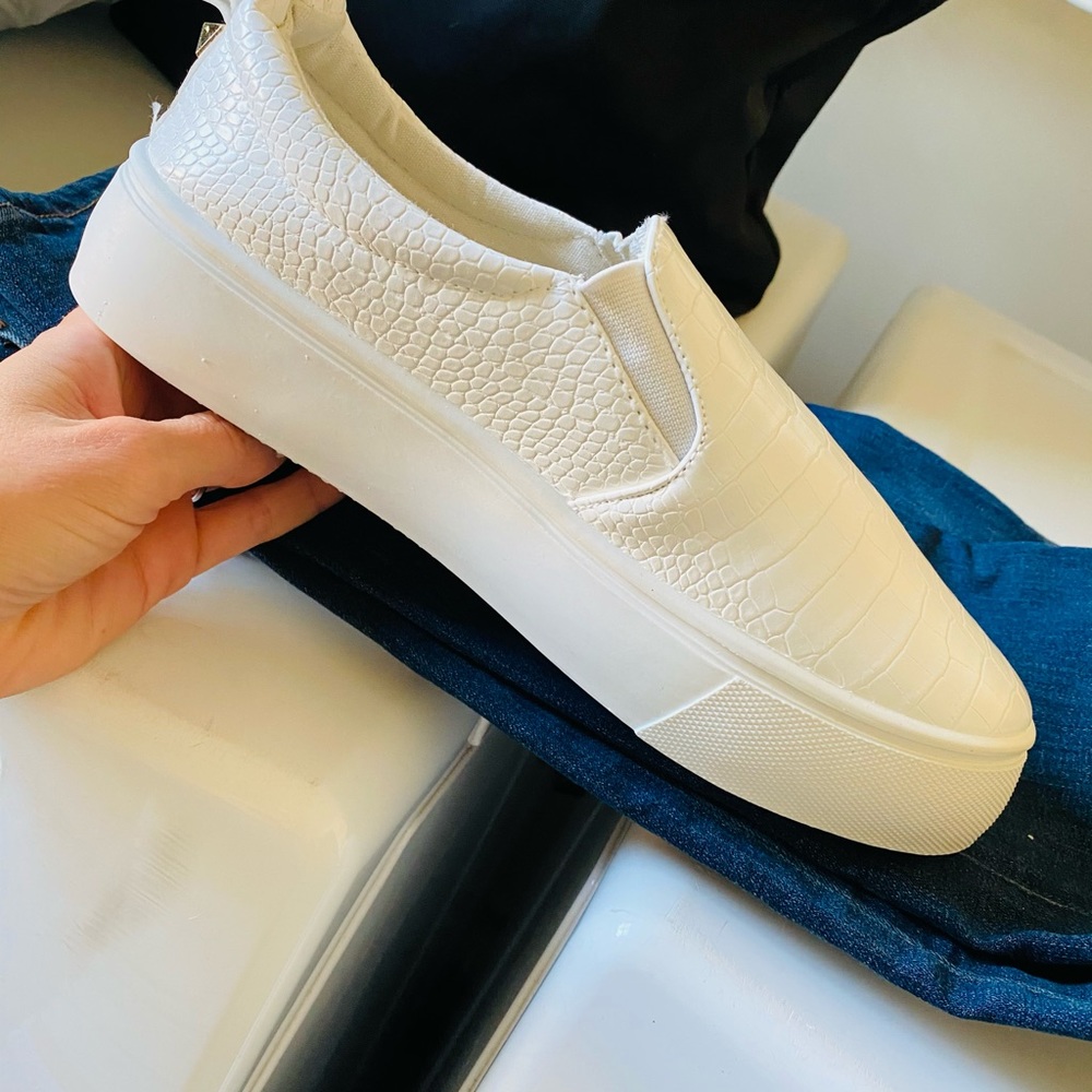 White sneakers never worn. Size 9 but fits for 8